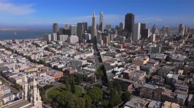 San Francisco 'nun özünü güzel bir şekilde yakalayan çarpıcı hava görüntüleri ikonik siluetini, etkileyici yüksek binalarını ve şehir yaşamını tasvir eden çeşitli kentsel manzaraları gözler önüne seriyor.