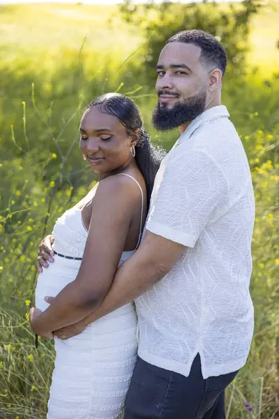 Afrika kökenli Amerikalı bir çift, yaz tatilinin tadını çıkarırken, koca, karısına sevgi dolu bir şekilde sarılıp, yeşil bir ortamda, mahrem anlarını ve aile olarak geleceklerini kutluyor.