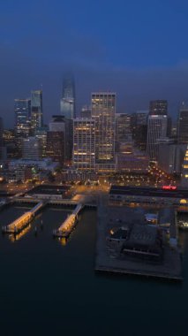 Sersemletici hava görüntüleri San Francisco 'nun parlak gece siluetini gözler önüne seriyor. Işıklı gökdelenler, hareketli caddeler ve sık sık şehri çevreleyen büyüleyici sis.