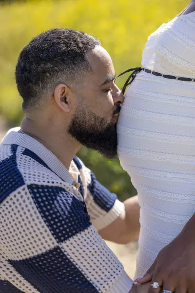 Afrika kökenli Amerikalı bir çift, neşeli bir şekilde doğada hamileliklerini kutluyor. Sevgi ve beklentiyle dolu bir şekilde, gelecekteki anne ve babaları olarak, renkli ve hayat dolu bir dünyada yolculuklarını dört gözle bekliyorlar.