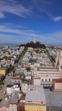 San Franciscos Coit Kulesi 'nin nefes kesici ve çarpıcı hava manzarasını, Telegraph Hill' in canlı ve renkli sokaklarını, muhteşem ufuk çizgisini ve tarihi California mimarisini tecrübe edin.