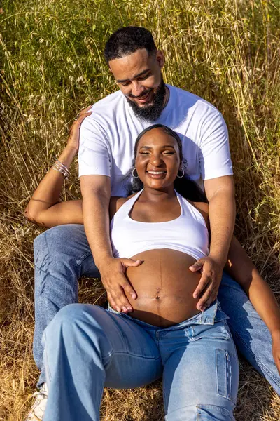 Afrika kökenli Amerikalı bir çift yaz mevsimini neşeyle kucaklıyor. Koca, karılarını nazikçe okşuyor. Açık havada bebek çarpması, geleceğe olan sevgilerini ve heyecanlarını yansıtıyor.