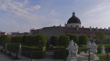 Viyana 04.24.2025. Belvedere Şatosu 'nun nefes kesen mimarisi ve güzel bahçeleriyle tanınan nefes kesici güzelliğini deneyimlemek, onu Avusturya, Viyana' da bir numaralı turizm merkezi haline getiriyor.