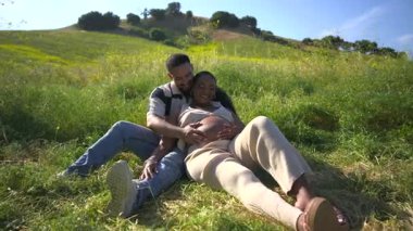 Afrika kökenli Amerikalı bir çift yaz güneşinde dışarıda rahatlar, doğayla ve birbirleriyle bağ kurarak, bu güzel aşk ve beklenti anının tadını çıkarırken, yaklaşan hamileliklerinin tadını çıkarırlar.