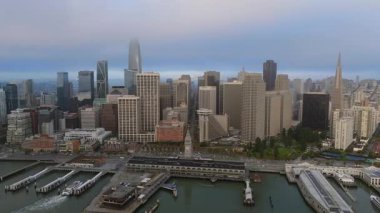 San Fransisko 'nun ikonik siluetinin göz kamaştırıcı manzarasını, körfezi, hareketli liman aktivitelerini ve şehri zarafetle saran sabah sisini görün.