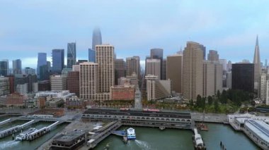 San Franciscos ufuk çizgisinin, körfezin ve hareketli limanının büyüleyici hava manzarasını deneyimleyin, büyüleyici sabah sisi ile güçlenir ve büyüleyici bir atmosfer yaratır.