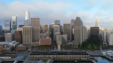 Sabah ışıklarıyla aydınlatılan San Franciscos ufuk çizgisinin çarpıcı hava manzarasını deneyin. Yumuşak bir sis altında canlı liman ve canlı şehri aydınlatarak sakin bir panorama oluşturun.