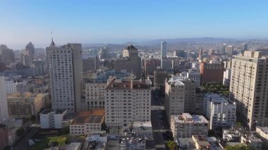 Nefes kesen hava manzaraları çarpıcı San Francisco siluetini yakalıyor, sayısız yüksek binaları vurguluyor ve şehir merkezine özgü canlı şehir merkezini vurguluyor.