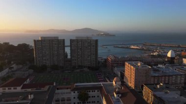 Hava görüntülerinde San Franciscos 'un canlı silueti, sahil şeridi ve günbatımında tarihi simgeler gösteriliyor. İzleyicilere keyif almaları ve hatırlamaları için unutulmaz görsel deneyimler sunuluyor.