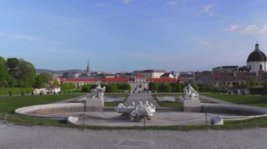 Viyana 04.24.2025. Avusturya 'daki Belvedere Şatosu, zarif mimarisi ve güzel bahçeleri olan önemli bir turizm merkezi, ziyaretçileri mirasının ve huzurlu manzaralarının tadını çıkarmaya çağırıyor.