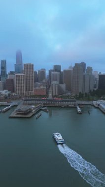 San Francisco Körfezi 'nin nefes kesici insansız hava aracı görüntüleri ikonik ufuk çizgisini, hareketli rıhtım faaliyetlerini ve şehri çevreleyen hafif bir sabah sisini gösteriyor.