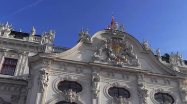 Avusturya 'nın başkenti Viyana' da bulunan Belvedere Kalesi 'nin nefes kesici mimarisini ve zengin tarihini keşfedin.
