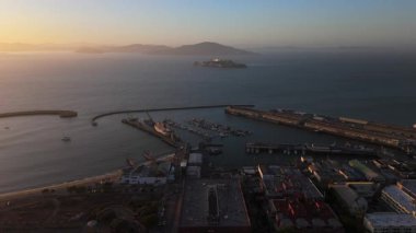 San Francisco, California 'nın nefes kesici güzelliğini gösteren göz kamaştırıcı hava görüntüleri. Körfezin, Alcatraz Adası' nın ve canlı sahil bölgelerinin geniş manzaraları.