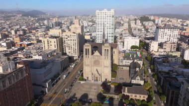 Muhteşem San Francisco gökdeleninin nefes kesici güzelliği, muhteşem gökdelenleri ve hayat dolu çeşitli kentsel manzaraları sergiliyor.