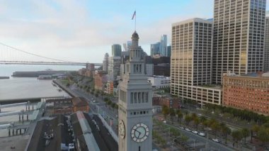 Havadan çekilen fotoğraflar San Francisco 'nun çarpıcı ufuk çizgisini çok güzel bir şekilde gözler önüne seriyor. Kaliforniya' nın canlı ve çeşitli kentsel manzaralarına karşı etkileyici yükseklikler ve ikonik işaretler seriliyor.