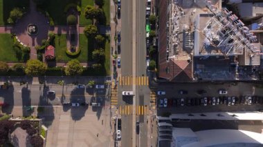 Sersemletici hava indirme sahneleri, San Franciscos 'un güzel, canlı ve ikonik caddesini vurguluyor. Bu muhteşem şehrin her yerine yayılmış verimli kentsel parklarla birlikte etkileyici yükselişler sergiliyor.