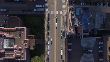 San Francisco 'nun ikonik şehir siluetinin nefes kesici hava görüntüleri, yüksek binalarını ve bu güzel şehri karakterize eden canlı şehir manzarasını canlı bir şekilde gözler önüne seriyor.