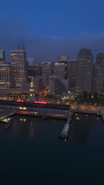 San Francisco 'nun körfez bölgesindeki hava gece manzarası aydınlık gökdelenleri, gökyüzü üzerindeki sis ve canlı gece hayatı bu ikonik Kaliforniya şehrinin eşsiz özünü yakalıyor.