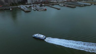 Soluk kesici drone görüntüleri San Francisco Körfezi 'nin güzelliğini gözler önüne seriyor. Ufuk çizgisini, rıhtımını ve unutulmaz manzarası için şehri güzelce örten büyüleyici akşam sisini gözler önüne seriyor.