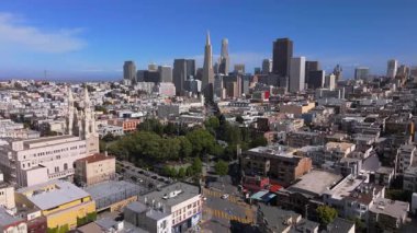 San Francisco 'nun ikonik siluetini çok güzel bir şekilde gözler önüne seren muhteşem hava görüntülerinin yanı sıra şehri tanımlayan büyüleyici kentsel manzaralar da var.