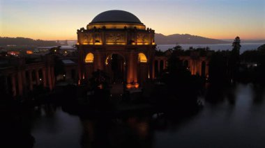 Güzel Sanatlar Sarayı 'nın, Golden Gate Köprüsü' nün ve Körfez Bölgesi 'nin muhteşem insansız hava aracı görüntülerini gün batımında manzaranın güzelliğini yansıtan bu yüksek kaliteli videoda tecrübe edin.