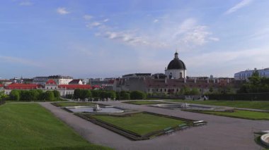Viyana 'nın nefes kesen manzarasını keşfedin. Belvedere Şatosu, turistler için önemli bir tarihi eser ve önemli bir cazibe merkezi.