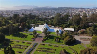 Büyüleyici hava manzaraları, bereketli, canlı bahçeler ve nefes kesici şehirlerle çevrili zarif bir konservatuarı gözler önüne seriyor. San Fransisko sakinliğine bir kaçış yolu sunuyor.