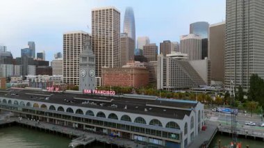 Çarpıcı insansız hava aracı görüntüleri San Francisco siluetini, canlı limanı ve simgesel binaları çekiyor. Sabah sisi körfezde dalgalanırken, şehrin canlı atmosferini ve benzersiz cazibesini gözler önüne seriyor.