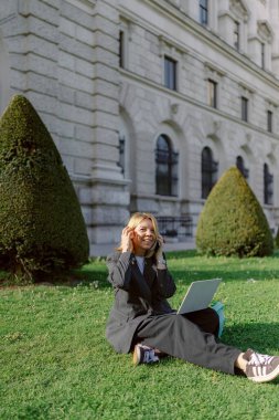 Göçmen bir kadın, bereketli yeşillik, canlı bitkiler ve güzel mimari simgelerle çevrili çarpıcı, pitoresk bir doğa ortamında yoga yaparken keyif ve tatmini bulur.