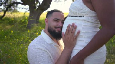 Afrika kökenli Amerikalı bir çift, mutlu bir yaz ortamında hamileliklerini kutluyor. Birlikte sevgi ve mutlulukla geleceklerini kucakladıkları güzel anlar yaratıyorlar.