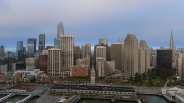 San Francisco 'nun göz kamaştırıcı ufuk çizgisini ve sakin körfez manzaralarını tecrübe edin. Sık sık yumuşak sisle kaplanmış, San Fransisko' nun ikonik limanını vurgulayan büyüleyici manzarayı kaçırmak istemezsiniz.