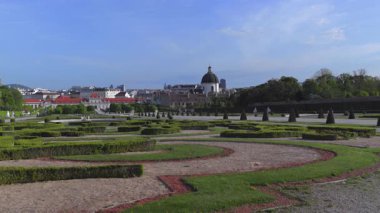 Avusturya 'daki Belvedere Sarayı' nın güzelliğini ve tarihini keşfedin. Güzel bahçeleri ve dinlenmek ve gezmek için ideal, karmaşık mimarisi olan bir turizm beldesi.