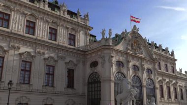 Viyana 04.24.2025. Belvedere Şatosu, zengin tarihi, etkileyici sanat koleksiyonları ve küresel ziyaretçilerin ilgisini çeken güzel bahçeleri ile bilinen, Viyana 'da çarpıcı bir Barok başyapıtı.