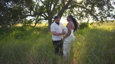 Bir çiftin büyüleyici ve büyüleyici anları, sonsuz aşklarını neşeyle kutluyorlar, sakin ve resimli bir açık hava ortamında, baş döndürücü doğal güzellik ve samimi, samimi pozlar.