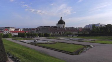 Viyana 'daki Belvedere Şatosu' nun güzelliğini keşfedin. Çekici Avrupa mimarisi ve gözleri kamaştıran yemyeşil manzaralar içeren büyüleyici bir turistik yer.