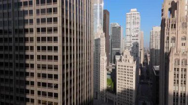 Nefes kesen deneyimli hava manzaraları çarpıcı gökdelenler sergiliyor. Bu gökdelenler, hareketli ve hareketli bir şehirde modern mimariyi yansıtıyor. Şehir manzarası görsellerinin özünü yakalamak için mükemmel.