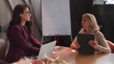 Modern ve şık bir ofis alanında dinamik ve canlı bir tartışmaya giren iki hevesli kadın, yaratıcılık ve yeniliğe ilham veren etkili takım çalışması ve işbirliği sergiliyor.