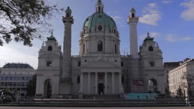 Viyana 04.24.2025. Kendinizi Viyana 'daki muhteşem Karlskirche' nin nefes kesici mimarisine daldırın. İhtişamlı ve zarif güzelliğini güzel bir şekilde gösterin.