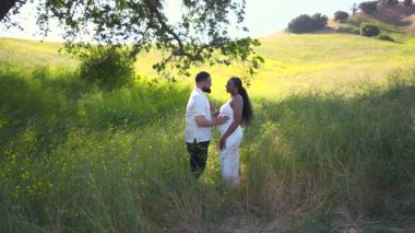 Sevimli bir çift, güzel ve canlı bir açık hava ortamında romantik bir anı paylaşır. Birbirlerine olan aşklarını kutlarlar. Ve yaklaşan ebeveynliğin getirdiği heyecan verici yolculuğu.