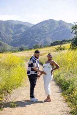 Afrika kökenli Amerikalı bir çift açık havada bir yaz gününün tadını çıkarırken, koca, hamile eşinin karnını dingin, sıcak, yeşil bir ortamda kucaklıyor ve birlikte unutulmaz anılar yaratıyor.