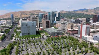 Salt Lake Şehri 07.03.2025. Göz kamaştırıcı manzaralı dağlar ve yemyeşil yeşilliklerle çevrili Salt Lake City, Utah 'ın güzel, canlı gökyüzü görüntüleri.