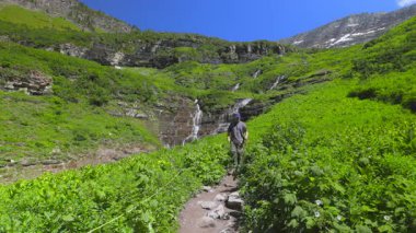 Montana 'daki Buzul Ulusal Parkı' nın nefes kesen manzaralarını keşfedin. Yeşillik, şelale ve görkemli dağlar, doğa meraklıları ve doğa severler için idealdir.