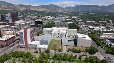 Salt Lake Şehri 07.03.2025. Salt Lake Citys 'in hava manzarası çarpıcı bir ufuk çizgisi çarpıcı bir dizi modern binanın ihtişamlı dağların zeminine kurulduğunu ve yemyeşil dağlarla çevrili olduğunu vurguluyor., 