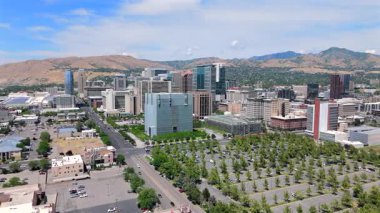 Salt Lake City 07.03.2025. Salt Lake City 'nin nefes kesici hava manzarası, canlı ufuk çizgisini ve Utah' ın bu çarpıcı bölgesini ve çevresini çevreleyen etkileyici dağları gözler önüne seriyor.