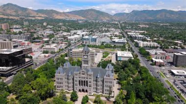 Göz kamaştırıcı hava görüntüleri Salt Lake City siluetini, tarihi binalarını ve Utah 'ın resimli manzarasını tanımlayan nefes kesici dağ arkaplanını güzel bir şekilde gösteriyor.