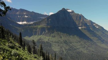 Buzul Ulusal Parkı 'nın nefes kesen manzaralarını keşfedin. Görkemli dağlar, yemyeşil ve dingin gökyüzü ruhu büyüleyen unutulmaz bir doğa deneyimi yaratıyor.