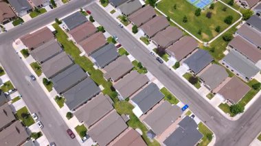 Hava görüntülerinde büyüleyici evleri, bakımlı yolları olan canlı bir Amerikan banliyö mahallesi ve sakinlerine boş zaman ve sosyal fırsatlar sunan bir tenis kortu yer alıyor.