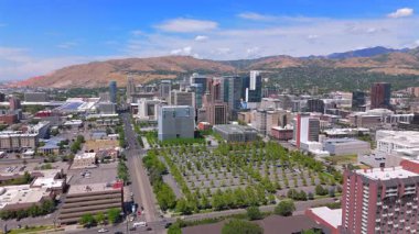 Salt Lake Citys 'in renkli gökyüzü manzarası görkemli dağlara ve yemyeşil çimenlere karşı kurulur, cazibesini arttırır, keşfetmeye değer bir seyahat yeri haline getirir.