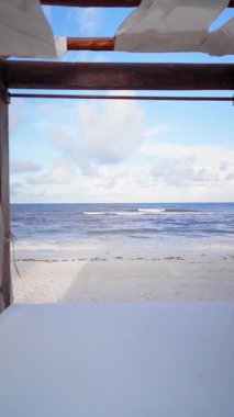 Huzurlu bir plaj hayal edin. Bir gölgeliğin altında lüks bir yatak. Yumuşak dalgalar kıyıları öpüyor ve gökyüzü masmavi. İdeal bir kaçış yaratıyor, sizi dinlenmeye ve gençleşmeye çağırıyor.