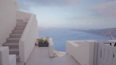 Santorini Yunanistan 'daki nefes kesici adımları, kristal berrak Ege Denizi' nin çarpıcı ve panoramik manzaralarını keşfetme girişiminde bulunacağız. Bu sakin kaçış güzel bir şekilde günbatımının huzurlu ışığında yakalanır.